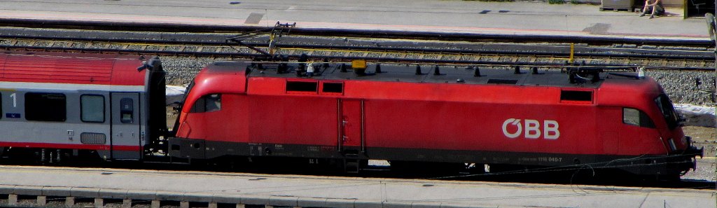 1116 040 durchfhrt am 4.5.2012 den Bahnhof Brixlegg.