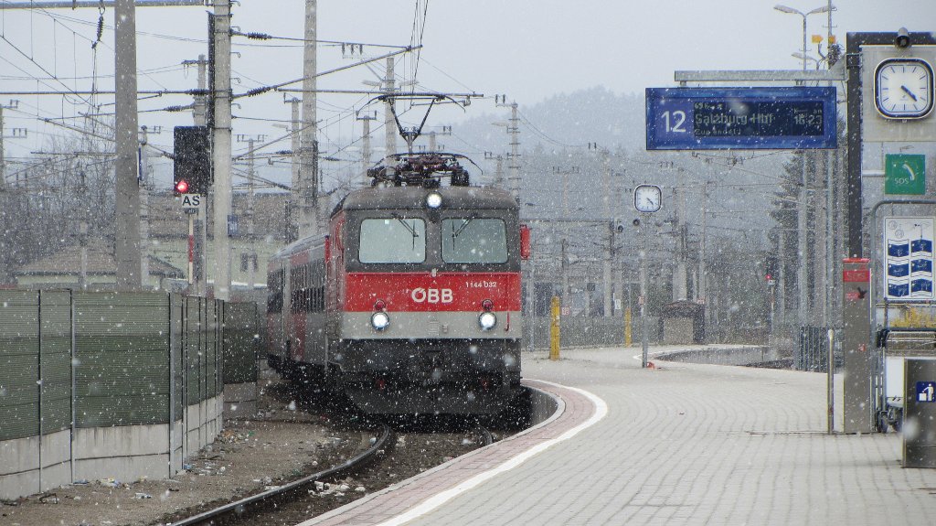 1144 032 mit S6 (Salzburg Hbf-Wrgl Hbf) in Wrgl Hbf.(8.4.2012)
