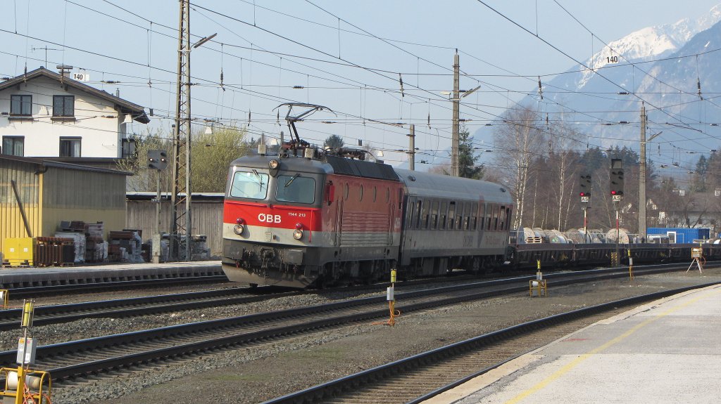1144 213 in Brixlegg am 24.3.2012 mit einer Rola Richtung Wrgl.