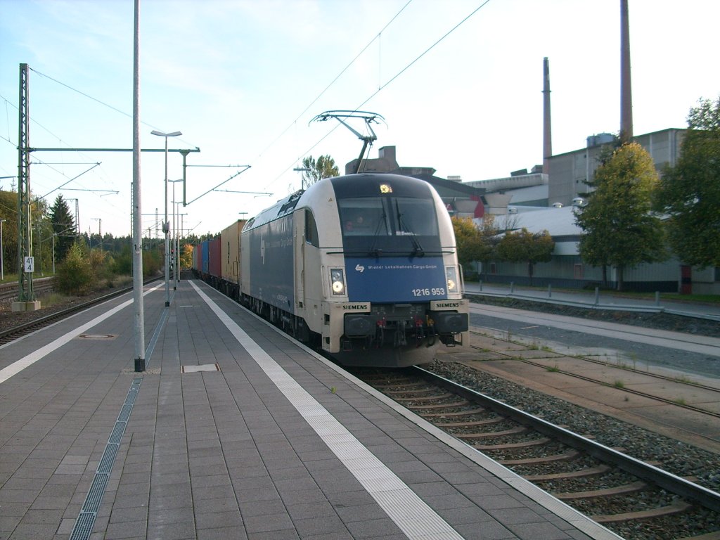 1216 953 der Wiener Lokalbahnen Cargo GmbH mit einem Containerzug in Steinbach am Wald auf der Frankenwaldbahn whrend des Umleiterverkehrs im Sommer 2011. 
