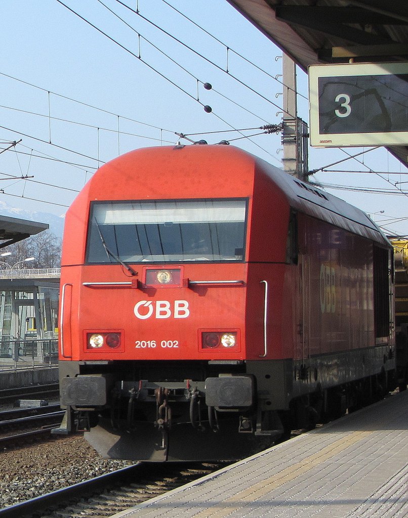 2016 002 und der Swietelsky-Zug in Jenbach.(24.3.2012)