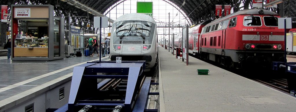 218 449 mit RE 15530 (Frankfurt(Main)Hbf - Glauburg-Stockheim) und IC-Steuerwagen in IC 2372 (Frankfurt(Main)Hbf - Stralsund Hbf) in Frankfurt(Main)Hbf.(6.8.2012)