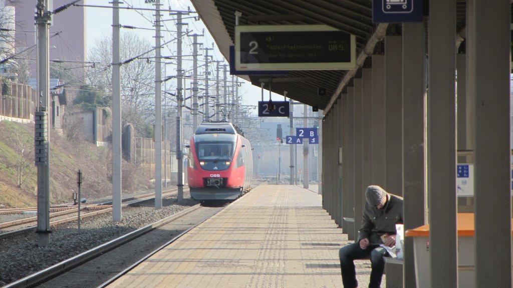 4024 074-9 erreicht als S1 von Rosenheim nach Telfs-Pfaffenhofen den Knotenpunkt Jenbach, an dem 3 verschiedene Spurweiten zusammentreffen.(24.3.2012)