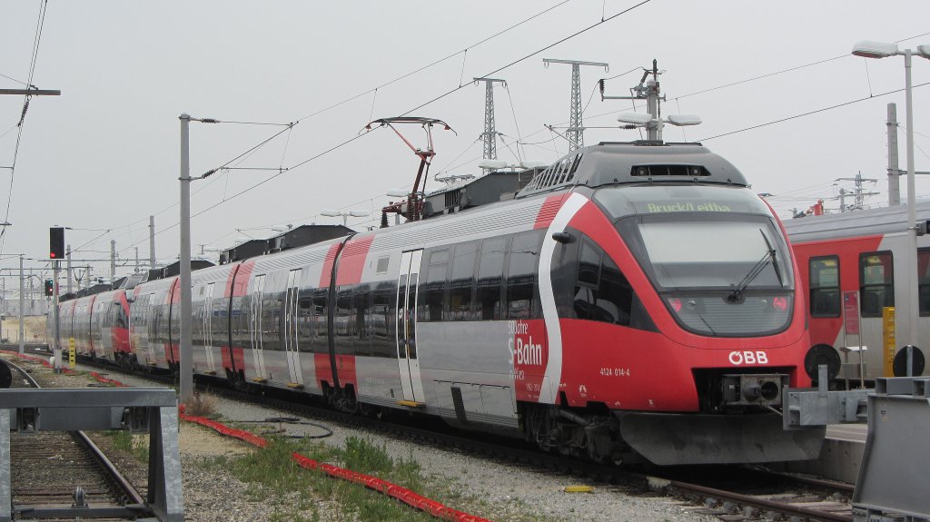 4124 014  50 Jahre S-Bahn in Wien  und 4124 *** als S60 (Wien Sdbahnhof (Ostbahn)->Bruck an der Leitha) in Wien Sdbahnhof (Ostbahn).(6.4.2012)