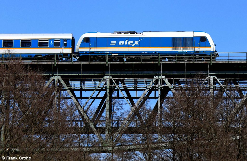 ALEX VBG 223 068-8 vor ALX 84115 Hof - Mnchen, KBS 855 Hof - Regensburg, fotografiert auf dem Thlauer Viadukt am 28.04.2012