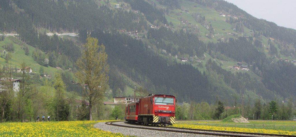 Am 1. Mai 2013 kam gegen 13:00 Uhr die Zillertalbahn D 13 mit dem Regionalzug 144 nach Jenbach daher. Die Aufnahme entstand zwischen den Haltestellen Bichl und Ramsau-Hippach.