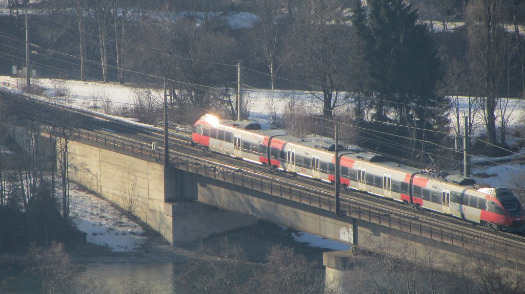Am 29.Februar, den es nicht allzu oft geben wird, des Jahres 2012 kam der Innsbrucker 4024 075-6 mit einer S1 in Brixlegg vorbei und strebte nun ber den Inn Richtung Zielbahnhof Telfs-Pfaffenhofen.