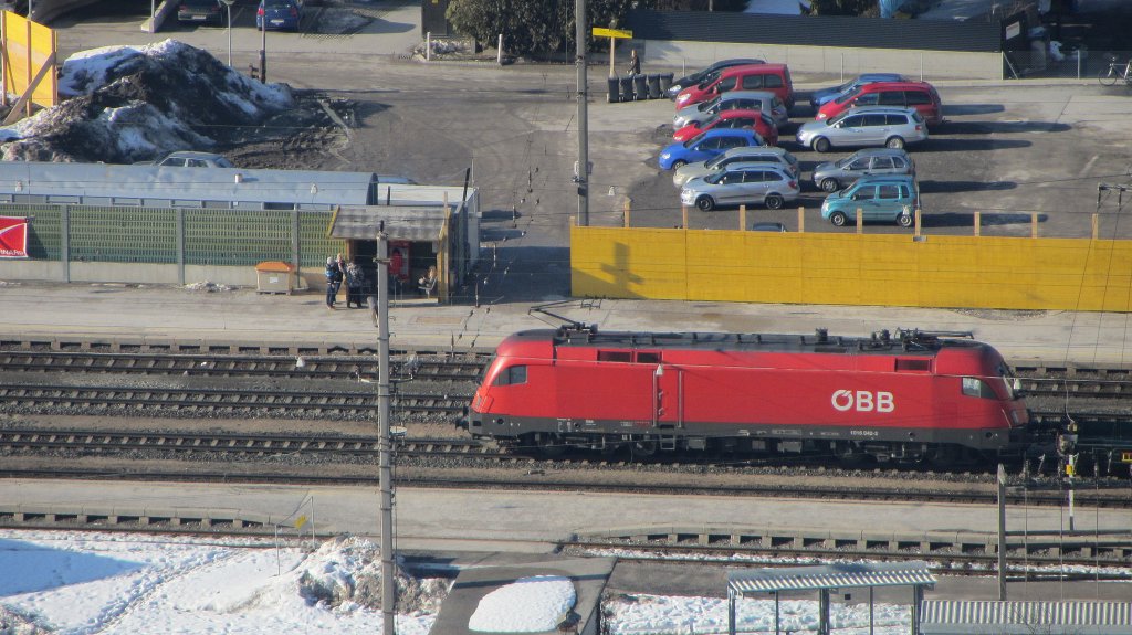 Am letzten Tag des Febers 2012 kam die 1016 042-2 mit einer ROLA in Brixlegg vorbei und wird in Blde Wrgl West-Terminal, ihren Zugendbahnhof, erreicht haben.