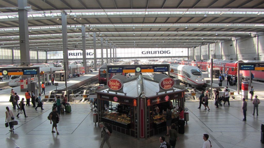 Blick in die Haupthalle des Mnchner Hauptbahnhofs am 24.7.2012. Zu sehen sind (v.l.n.r.): ICE 3 nach Lbeck, RE nach Nrnberg ber Treuchtlingen, ICE 3 aus Dortmund, und Doppelstock-RE nach Ulm.