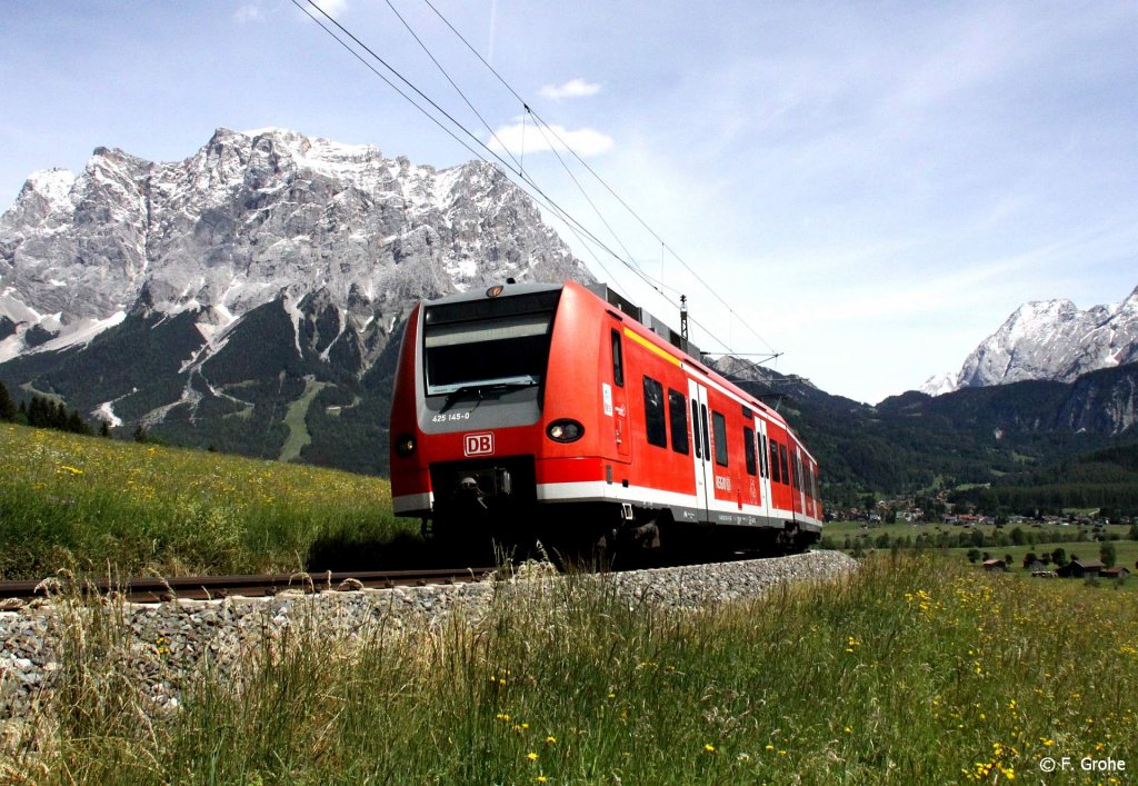 DB 425 145-0 als RB 5484 Garmisch Partenkirchen - Reutte, Auernfernbahn KBS 965 (DB), fotografiert bei Lermoos am 29.05.2011 --> im Hintergrund das Zugspitzmassiv