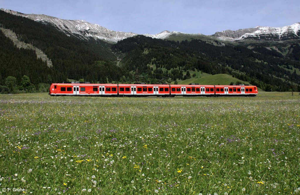 DB 425 145-0 als RB 5483 Reutte - Garmisch-Partenkirchen, Auerfernbahn KBS 965 (DB), fotografiert bei Wengle am 29.05.2011 