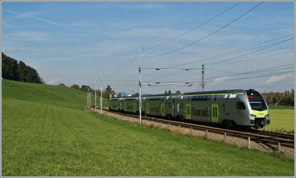 Der BLS  Mutz  515 001 bei Kehrsatz als S 33 auf der Fahrt nach Belp.
5. Okt. 2012  