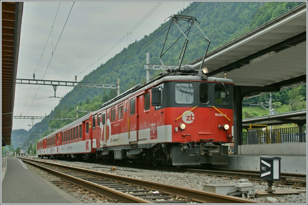 Der  zB  De 110 002-3 mit einem Regionalzug nach Meinringen kurz vor der Abfahrt in Interlaken Ost. 
1. Juni 2012