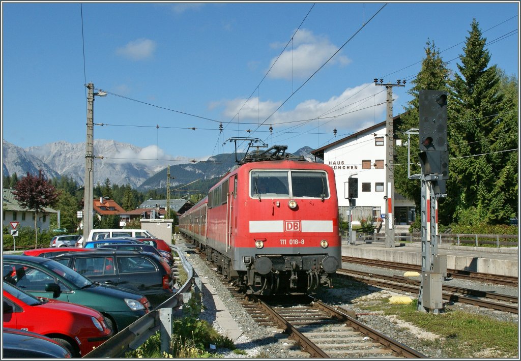 Die DB 111 018-8 erreicht mit einem RE von Mnchen nach Innsbruck Seefeld in Tirol. 
 15. Sept 2011