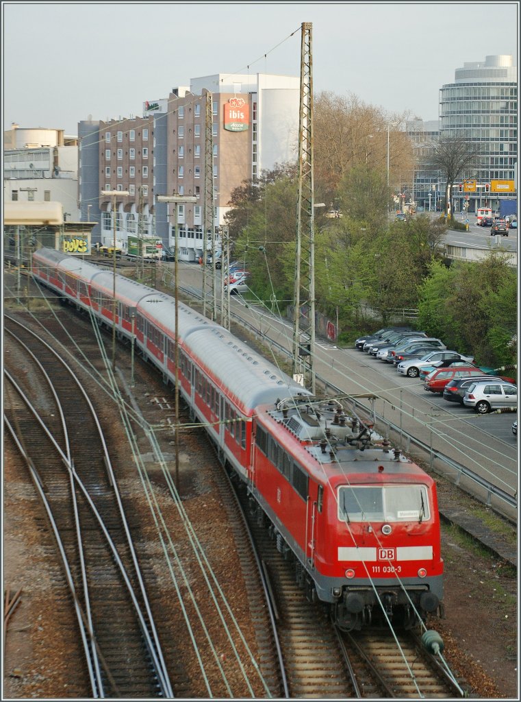 Die DB 111 030-3 erreicht Aalen.
29.03.2012