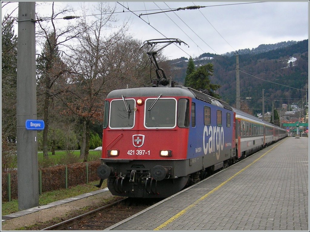 Die wohl nun europaweit bekannteste Farbvariante der Re 4/4 II: SBB Cargo, hier mit einem EC Mnchen - Zrich. Die Re 421 397-1 in Bregenz. 
12.12.2006