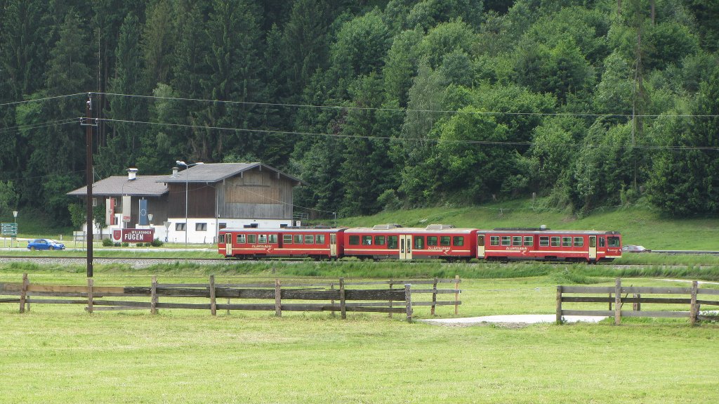 Ein 3-teiliger VT der Zillertalbahn ist am 20.5.2012 als R nach Jenbach bei Schlitters-Bruck zu sehen.
