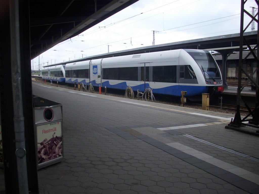 Ein doppelter Zug der Usedomer Bderbahn (UBB) im Hauptbahnhof Stralsund am 28.06.2012