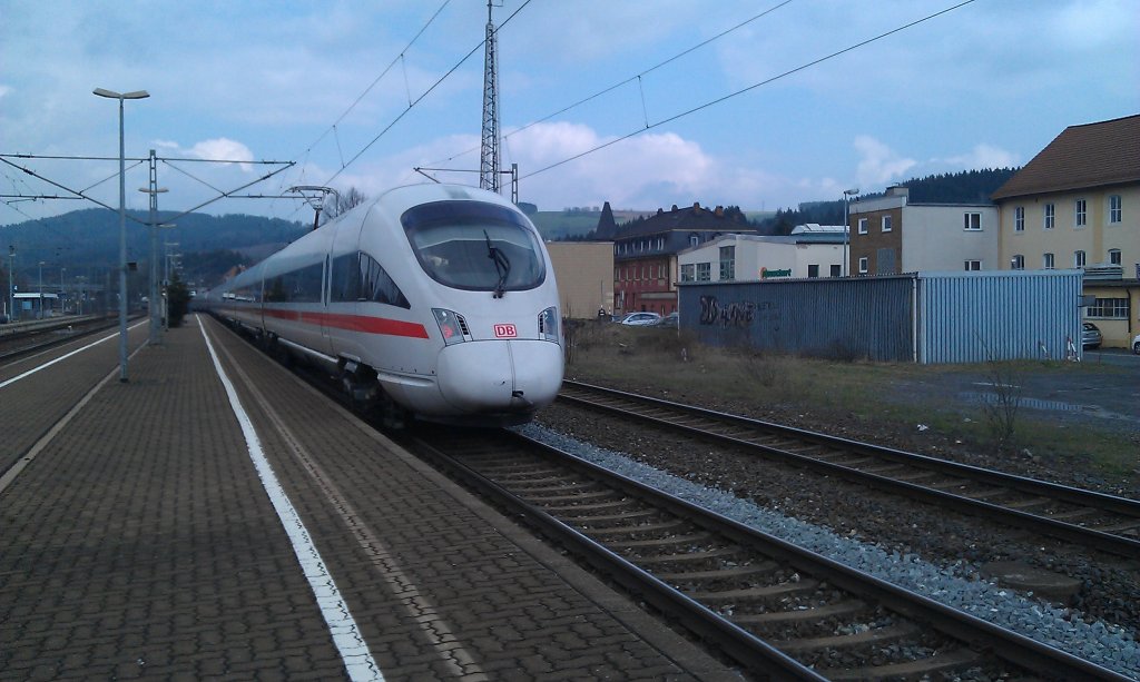Ein ICE-T durchfhrt den Bahnhof Pressig-Rothenkirchen.