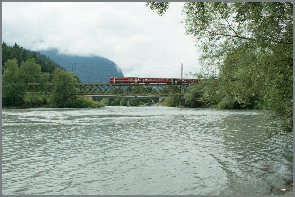 Ein RhB Be 4/4 Regionalzug von Thussis nach Chur bei Reichenau. 
13. Aug. 2010
