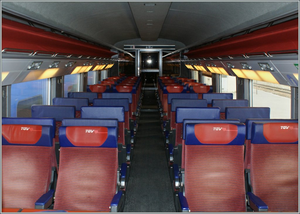 Eine Aufnahme des Innenraums 2. Klasse des TGV Lyria (Paris - Lausanne