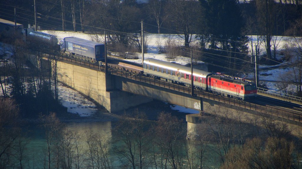 Eine Maschine der Innsbrucker 1144-Flotte wurde am 29.2.2012 damit vertraut, einer Rola vom Brenner bis zum Ziel Wrgl Gesellschaft zu leisten. Hier passiert das Gespann mit 1016 042-2 am Schluss gerade Brixlegg.