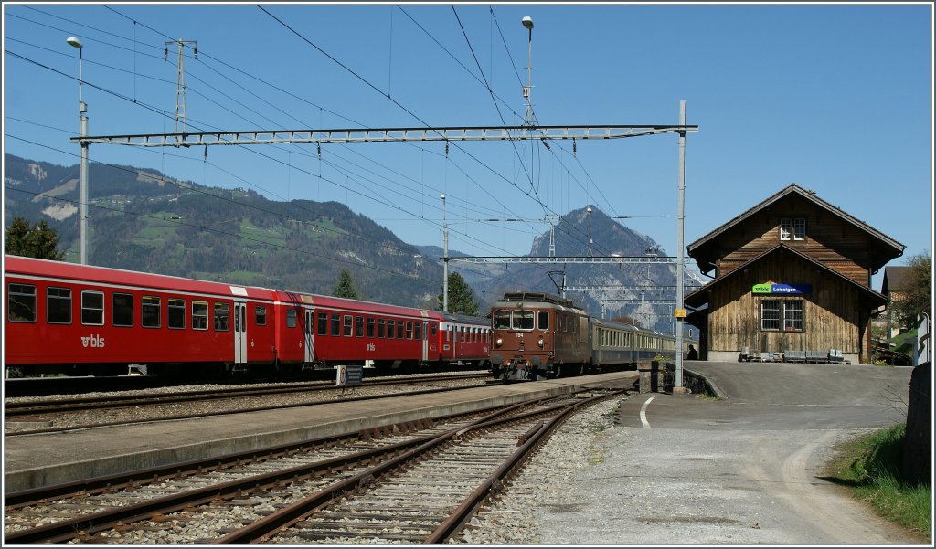 In Leissigen kreuzt der Regionalzug nach Interlaken den Goldenpass RE Richtung Zweisimmen.
9. April 2011
