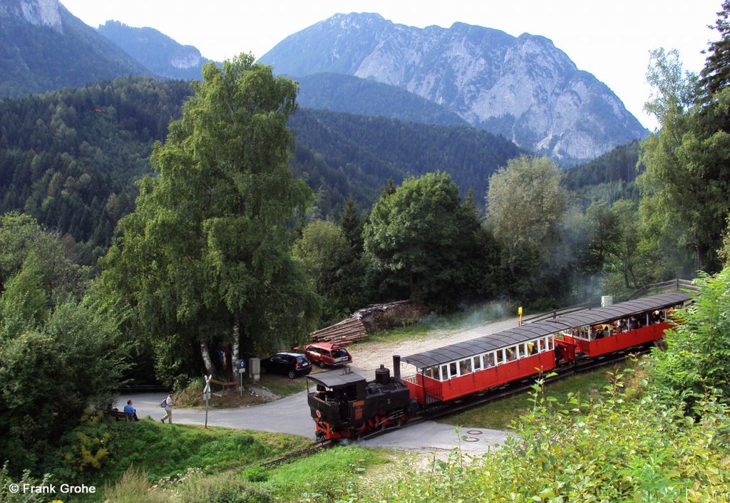 Lok Nr. 3   Achenkirch   vor Personenzug talwrts fahrend, Achenseebahn Jenbach - Seespitz am Achensee, Schmalspurbahn 1.000 mm, fotografiert zwischen Eben und Jenbach am 09.09.2009.