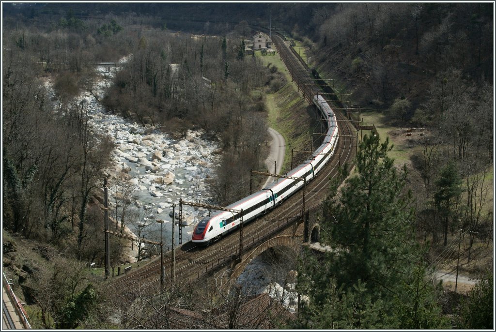 Neigt sich dem Sden entgegen: Ein ICN auf der untersten Stufe der Biaschina wird in Krze durch den ehemaligen Bahnhof von Giornico fahren. 
3. April 2013