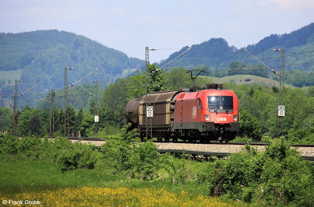 BB 1016 047-1 mit 2 Gterwagen unterwegs Richtung Kufstein, fotografiert bei Fischbach am 14.05.2012