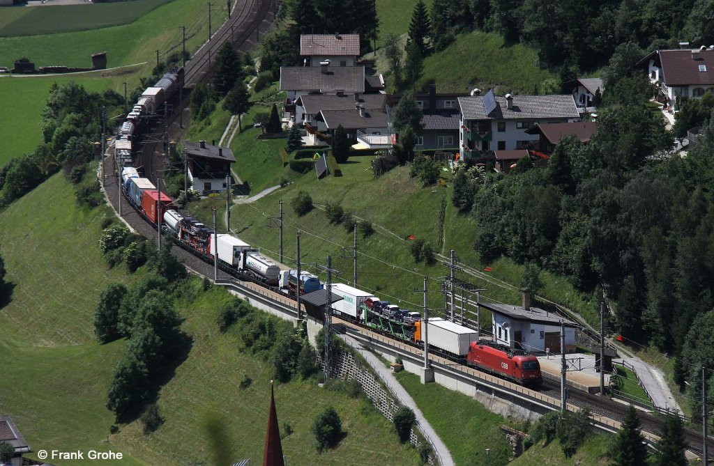 BB 1216 009-1 vor RoLa-Zug zum Brenner bei der Durchfahrt Bahnhof St. Jodok mit einer Lok BR 1044 als Schiebelok, fotografiert am 02.07.2010
