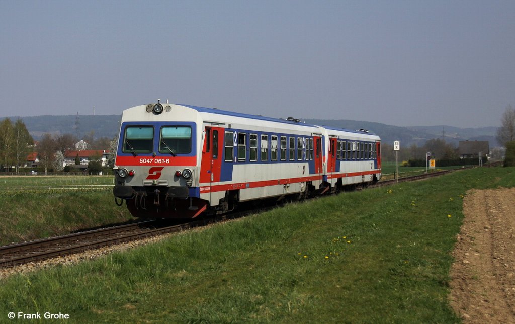 BB BVT 5047 061-6 vor R 5809, Mattigtalbahn, KBS 190 Steindorf bei Strawalchen - Braunau am Inn, fotografiert bei St. Georgen am 25.04.2010