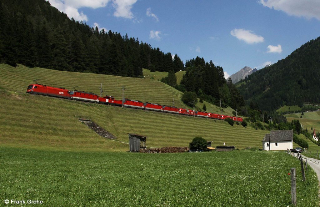 BB Lokzug vom Brenner kommend Richtung Innsbruck mit insgesamt 1x BB 1116 + 5x 1144 + 1x 1063 + 4x 1216, fotografiert bei Stafflach am 02.07.2010