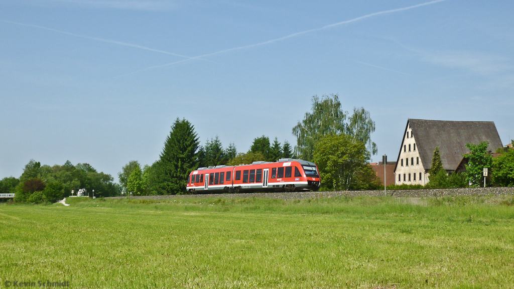 RB Nrnberg - Neuhaus (Pegnitz) (VT 648) im Pegnitztal bei Hohenstadt, 19.05.2012.