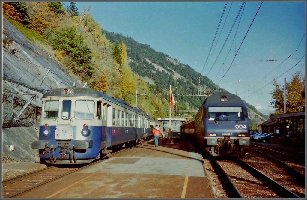 Re 460 004 mit einem Schnellzug Richtung Bern und ein BLS ABDe 4/8 als Regionalzug Richtung Brig begegnen sich in Hohtenn (BLS Sdrampe.
Gescanntes Negativ, Herbst 1995