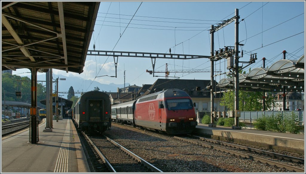 Re 460 029-2 mit einem IR in Vevey. Auf dem Nachbargleis steht der Gegenzug.
28. Mai 2012