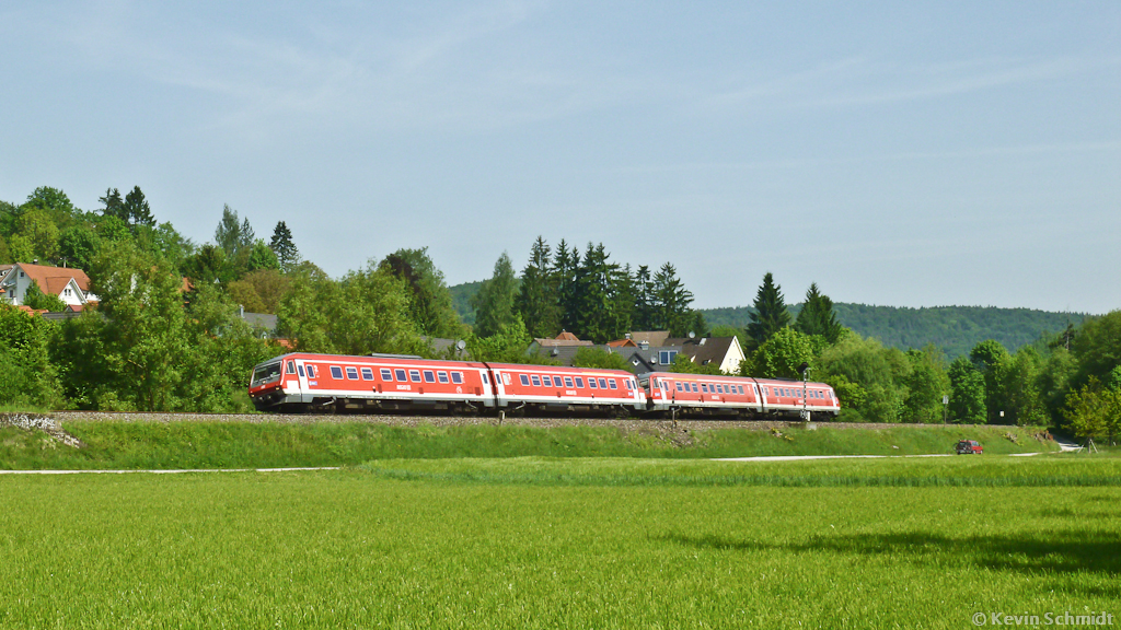 RE Cheb/Bayreuth - Nrnberg (VT 610) im Pegnitztal bei Hohenstadt, 19.05.2012.