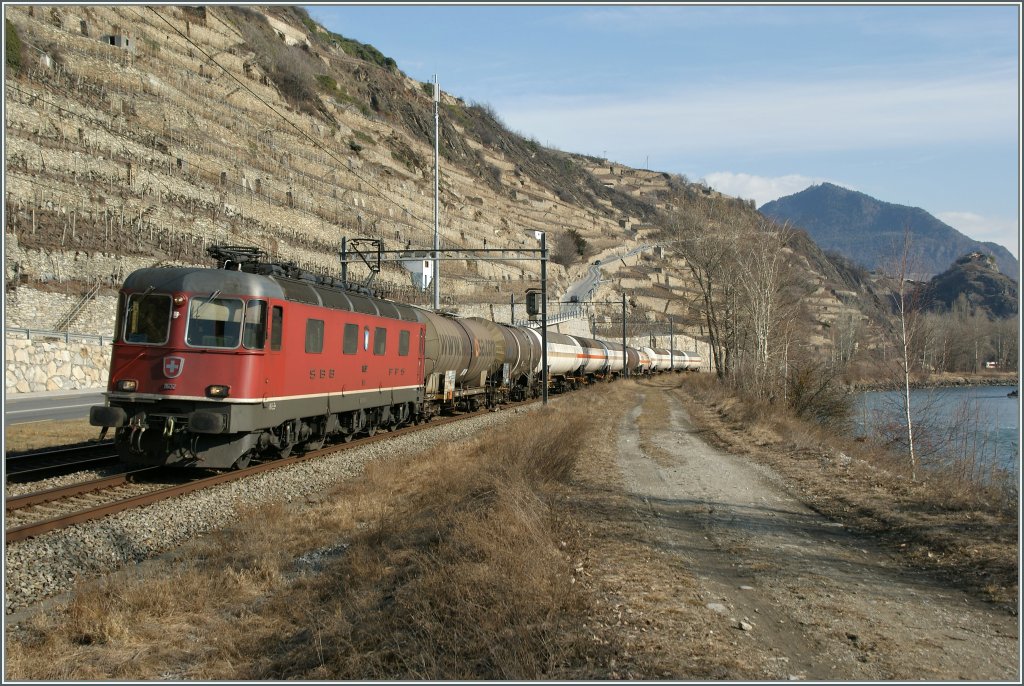 SBB Re 6/6 11632 mit einem Ziternen Gterzug bei Sion.
14.02.2011
