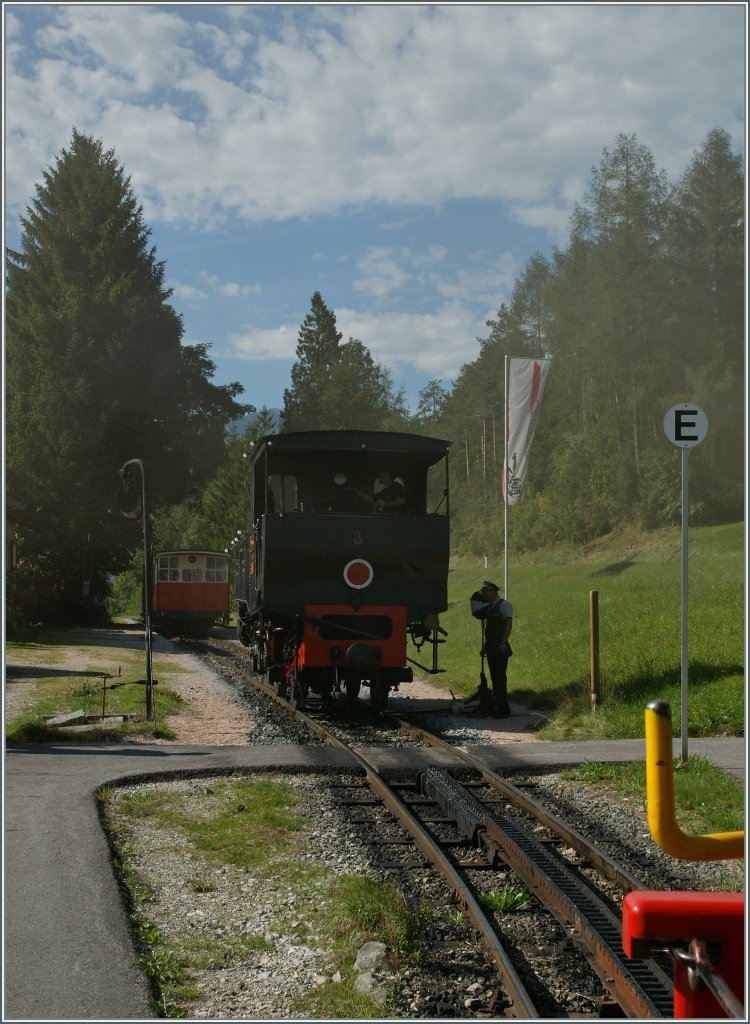 Von Hermann (der talwrts fahrenden Lok) krftig eingeruchert, umfhrt nun der Georg seinen Zug, um ihn dann statt schiebend ziehend von Eben zum Achensee zu bringen. 16. September 2011