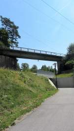 An dieser Stelle kreuzen sich die Mittenwaldbahn (Mittenwald-Mnchen) und die Bahnstrecke Murnau-Oberammergau zwischen den Bahnhfen Murnau und Murnau Ort. (24.7.2012)