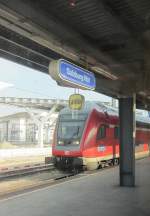 Mnchen-Salzburg-Express in Salzburg Hbf am 5.4.2012. Geschoben hatte 111 039-4.
