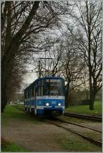 Ein Tallinn Tram auf einem  bumigen  Streckenabsachnitt in der Nhe des Bahnhofs.
