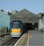 Der Intercity (Dieseltriebzug Class 22000) 9.25 aus Dublin Heuston ist in Galway eingetroffen.