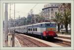 diverse/238865/die-fs-656-180-mit-einem Die FS 656 180 mit einem Schnellzug in San Remo.
Sommer 1985 