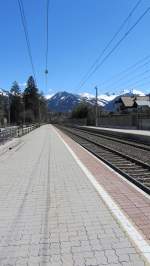 Der Bahnhof Kitzbhel Hahnenkamm von Gleis 2 (Richtung Wrgl, Blickrichtung Kitzbhel) gesehen.(21.4.2012)