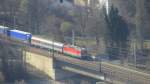 Eine 1144 schiebt einer RoLa Richtung Brenner nach. Brixlegg, 22.3.2012.