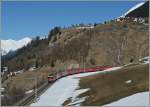Die RhB Ge 4/4 II erreicht mit ihrem Albula Schnellzug auf dem Weg nach Chur die Mittlere Stufe oberhalb von Bergn.