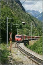 Ein MGB Zug auf dem Weg von Ziermatt nach Brig bei Stalden.