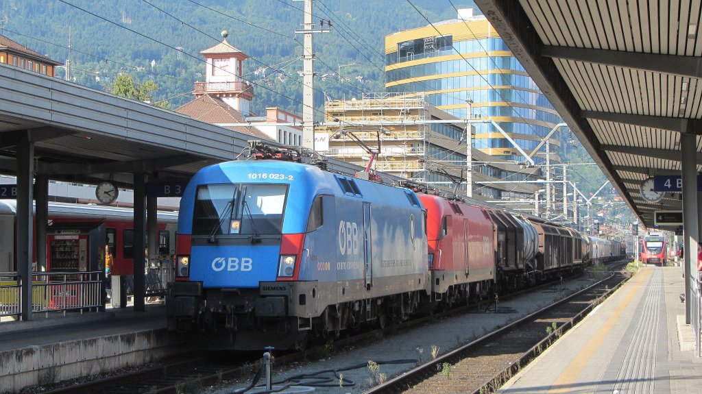 1016 023  Kyoto  und eine 1116 kamen am 6.9.2012 mit einem Gterzug von Hall in Tirol nach Buchs SG in Innsbruck Hbf ber Gleis 3 durch.