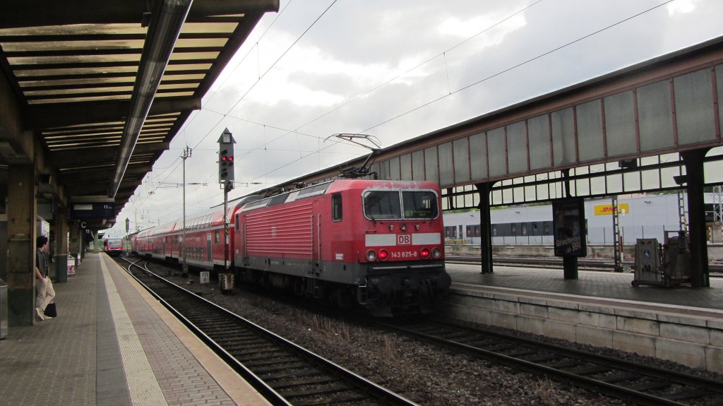143 825 mit RE 12007 (Saarbrcken Hbf - Koblenz Hbf) in Trier Hbf.(6.8.2012)